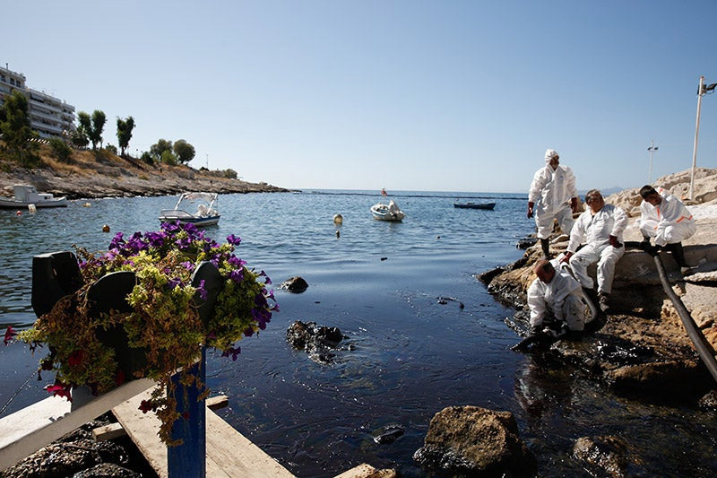 Μαύρες παραμένουν οι παραλίες τις Αττικής για έκτη μέρα – «Μπαλάκι» οι ευθύνες
